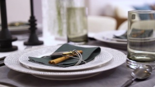 餐桌上优雅的陶器视频素材模板下载