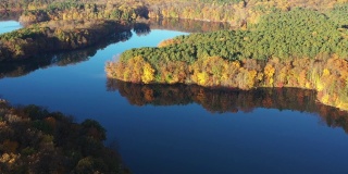水中倒影，秋天的颜色在树上，奥因斯米尔斯，美国马里兰州