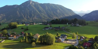 无人机电影村庄，山和湖周围的哈尔斯塔特村，奥地利阿尔卑斯山，上奥地利，欧洲