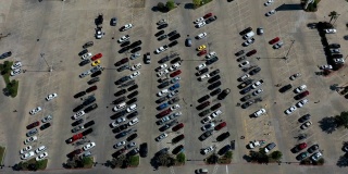 汽车和人在杂货店停车场的时间流逝，布莱恩，德克萨斯州，美国