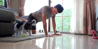 狗在家里打扰男人锻炼身体