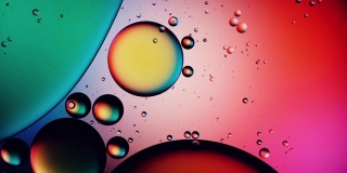 抽象的彩色油滴在水中