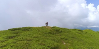 这对夫妇站在一座美丽的山上