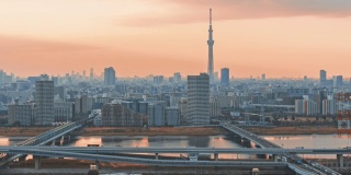 东京天空树的时间流逝与各种建筑城市景观在日落时间在东京，日本
