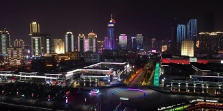 夜间时间照亮了青岛著名的奥林匹克湾广场交通街道航拍全景4k中国