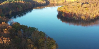 秋天的颜色围绕一个和平的湖，奥因斯米尔斯，美国马里兰州
