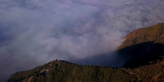 富士山与草地前景，川口湖，日本