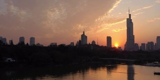 日落天空飞行南京市著名的市中心塔湖滨湾航拍全景4k中国