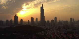 日落天空南京著名的市中心城市景观拥挤的墙顶空中全景4k中国