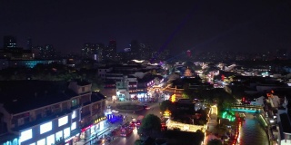 夜景时间照亮了南京著名旅游老城拥挤的交通街道航拍全景4k中国