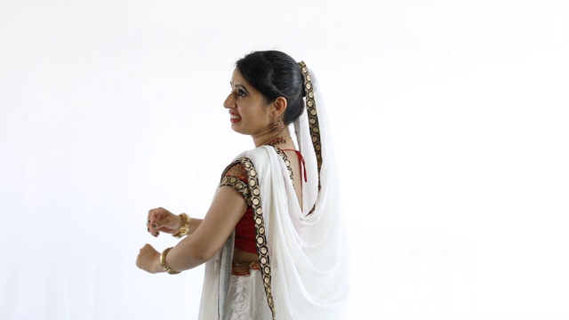 表演民族舞蹈的印度妇女