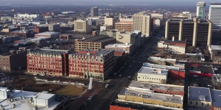 市中心的建筑物和街道，威奇托，堪萨斯州，美国