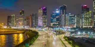 Hyper lapse视频4K，航拍交通与背景新加坡地标性金融商业区与摩天大楼，交通进入城市于2020年2月2日在新加坡。