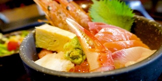 酱油，生鱼片，米饭，鲑鱼，鱼子，鲑鱼，金枪鱼，虾，芥末，日本食物