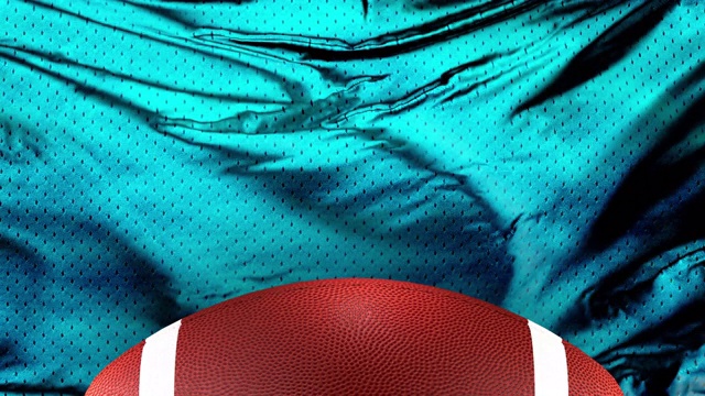 天蓝色的美式足球球衣与足球在垂直视图纹理