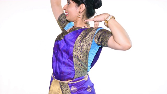 印度妇女表演Bharatanatyam