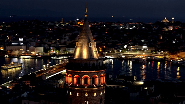 鸟瞰图伊斯坦布尔博斯普鲁斯桥后面的加拉塔在晚上