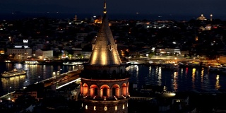 鸟瞰图伊斯坦布尔博斯普鲁斯桥后面的加拉塔在晚上