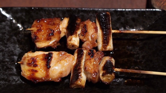 日本烧鸡在居酒屋餐厅鸡串烧烤开胃菜
