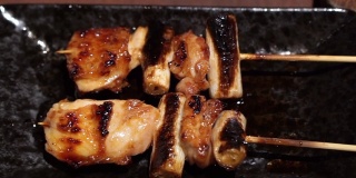 日本烧鸡在居酒屋餐厅鸡串烧烤开胃菜