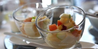 这是一种中式甜点，浇上热带水果和牛奶，盛在玻璃碗里