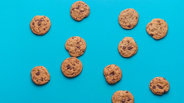 巧克力饼干的动画。cookie在蓝色背景上移动