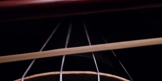 小提琴弦上弓运动的特写镜头