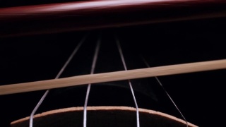 小提琴弦上弓运动的特写镜头视频素材模板下载