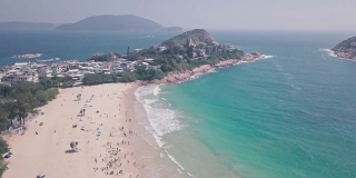 热带，美丽的石澳沙滩，一个白色的沙滩延伸在香港岛。空中无人机视图