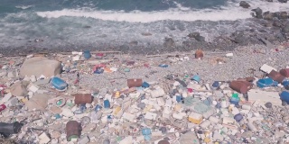 气候变化对香港被塑胶及垃圾覆盖的海滩的环境影响。空中无人机视图