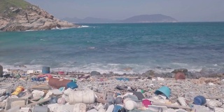 香港被塑胶及垃圾覆盖的泳滩对环境的影响。空中无人机视图