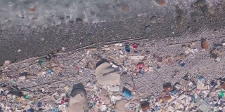 香港海滩被塑胶及垃圾覆盖，造成气候变化。空中无人机视图