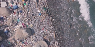 香港的海滩被塑胶及垃圾覆盖，影响气候变化。空中无人机视图
