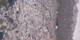海滩被塑料海洋垃圾覆盖，导致气候变化和环境问题。自上而下的无人机视图