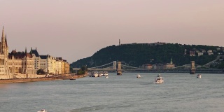 时间流逝的布达佩斯城市照亮了河景