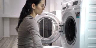 亚洲女人用洗衣机洗衣服