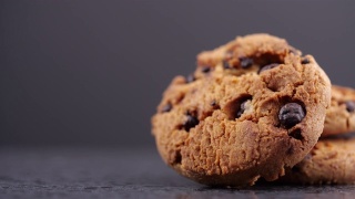 美味的巧克力饼干在黑暗的背景。用滑动或移动相机拍摄。4 k的决议视频素材模板下载
