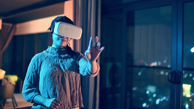 一位亚洲华裔少女戴上VR眼镜，在客厅体验3D虚拟游戏体验
