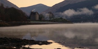 位于苏格兰阿盖尔和比特的弗恩湖水域和阿罗查尔阿尔卑斯地带之间的Dunderave城堡。采用针