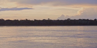 日落时分，秘鲁的亚马逊河流经雨林