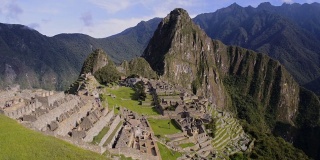 在一个阳光明媚的日子里，秘鲁的马丘比丘遗址和梯田俯瞰