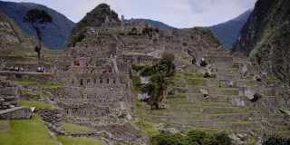 马丘比丘遗址和梯田景观一览无余，以山脉为背景，秘鲁