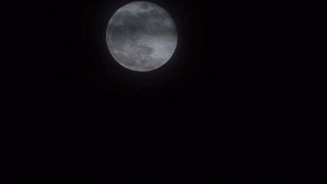 超级月亮满月穿过夜空- 4k