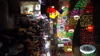 新加坡唐人街农历新年期间垂直拥挤的小巷视频素材模板下载