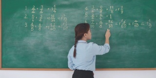 亚洲小学教师导师在黑板上讲解数学，在教室里看着摄像机，通过网络学习直播视频会议进行远程学校课堂在线教学。