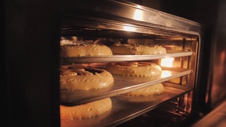 馅饼是在烤箱里烤的。糖果的制作过程。视频素材模板下载