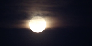 满月升起时的时间间隔，部分被云遮住