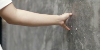 小女孩双手轻轻触摸着墙背景，享受着暑假的小街道。