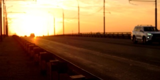 高速公路立交桥的慢镜头模糊了橙色的夕阳背景。