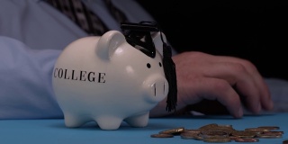 学生为上大学的经费感到紧张。